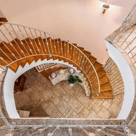 1575 Villa
